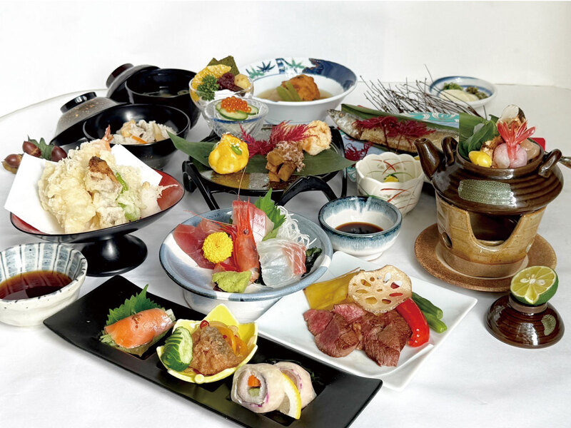 「萩会席11品 8,000円」。七五三やお食い初め、長寿の祝いなど、人生の節目にぜひ。大人数での宴会も15人まで対応可能。